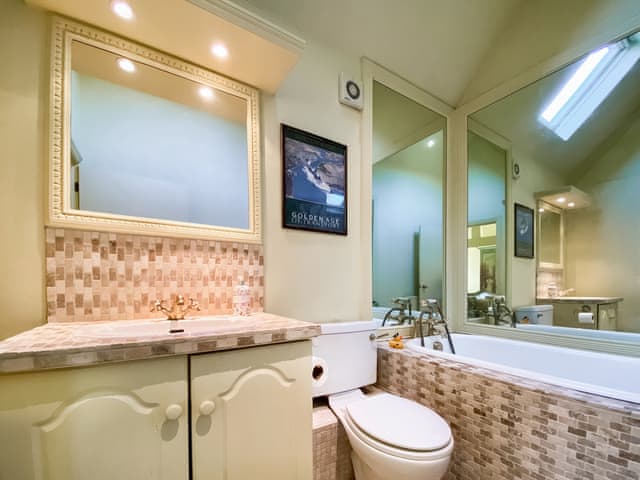 Bathroom | Cottage 5 - Oaklands Farm, East Tytherley