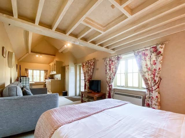 Double bedroom | Cottage 4 - Oaklands Farm, East Tytherley