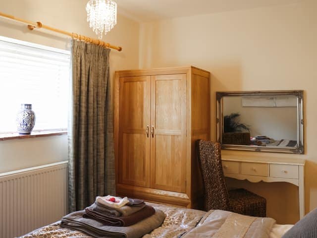 Double bedroom | Old Toads Barn, Theddlethorpe, near Mablethorpe