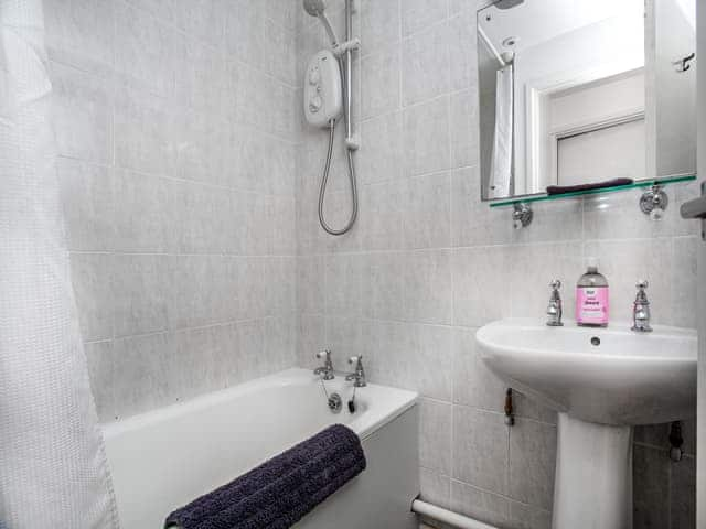 Bathroom | Higher Trewithen/The Dairy - Higher Trewithen Holiday Cottages, Sithians