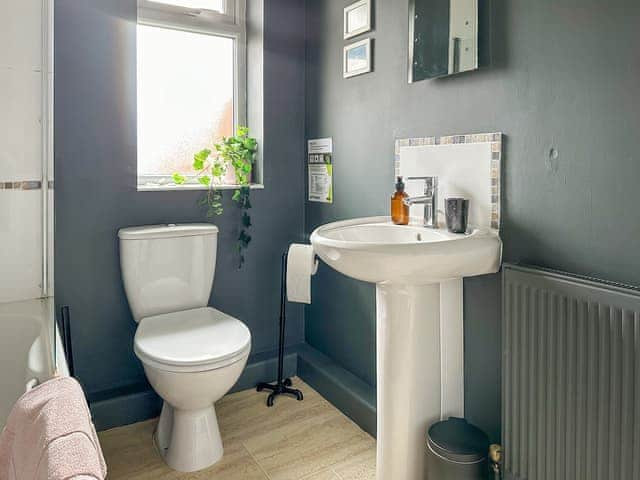 Bathroom | Weaver&rsquo;s Lodge, North Gorley, near Fordingbridge