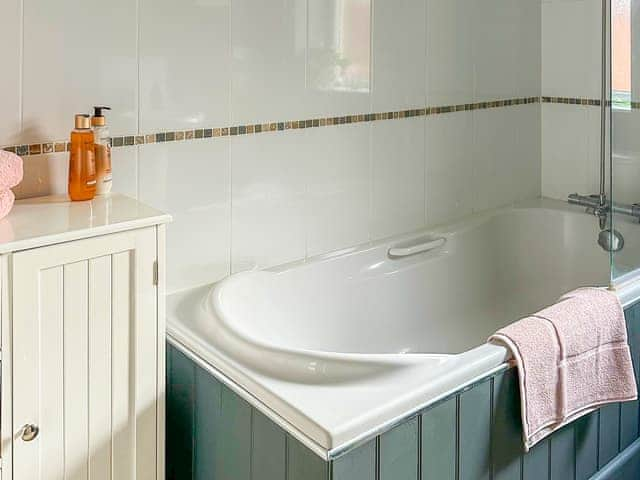 Bathroom | Weaver&rsquo;s Lodge, North Gorley, near Fordingbridge