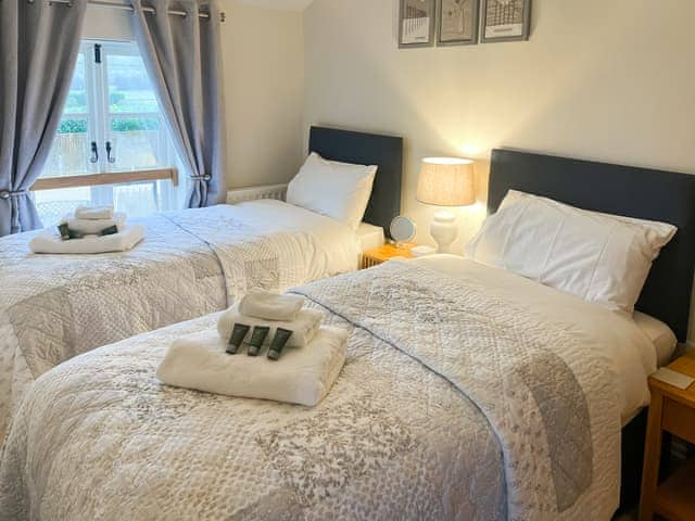 Twin bedroom | Bea Cottage, Bourton On The Water