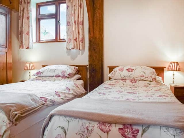 Twin bedroom | Meadowbrook Farm - The Old Stable - Meadowbrook Farm Cottages, Moreton, near Thame