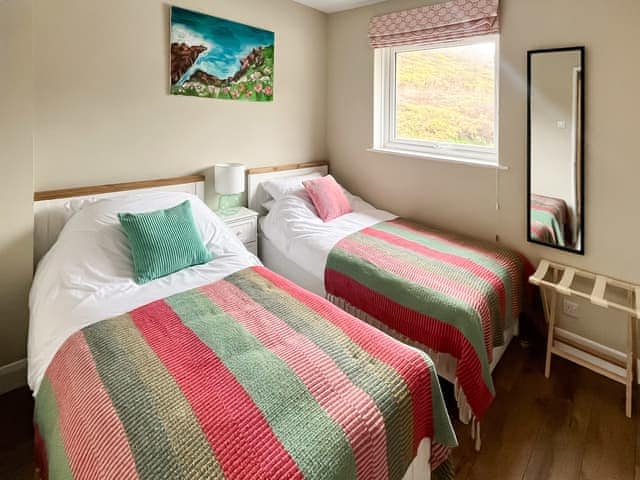 Twin bedroom | Kippy Cottage, Porthtowan