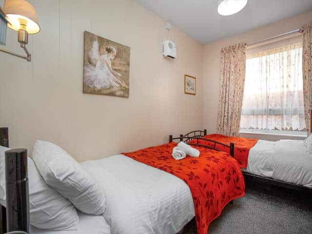 Twin bedroom | Deers Holt - Granite Henge, Looe