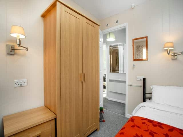 Twin bedroom | Deers Holt - Granite Henge, Looe