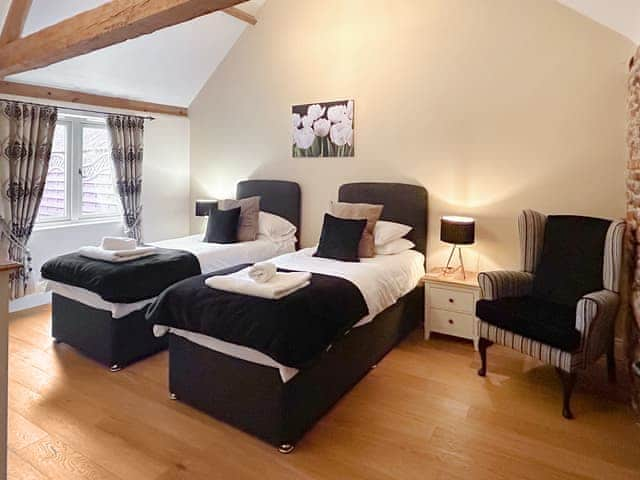 Spacious twin bedroom | Stag&rsquo;s Rest - Manor Farm Barns, Witton, near Happisburgh