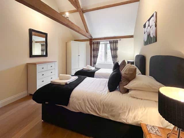 Spacious twin bedroom | Stag&rsquo;s Rest - Manor Farm Barns, Witton, near Happisburgh