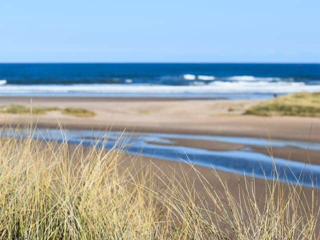 White sands on Beadnell beach | Skal, Beadnell