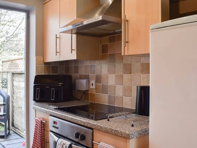 Kitchen area | 15 Pebble Cottage, Camelford