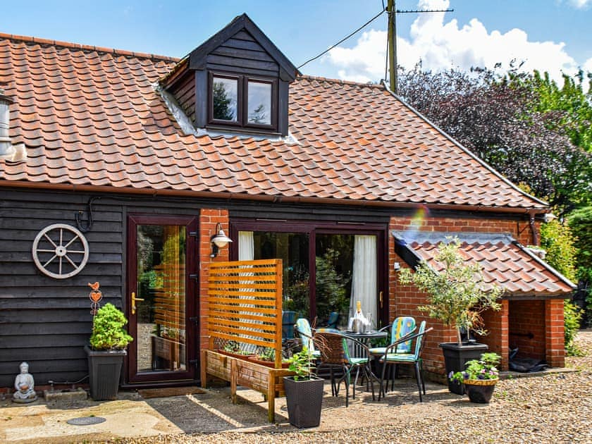 Exterior | Pottles Cottage - Pottles Barn Holiday Cottages, Surlingham