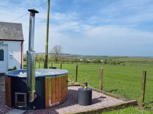 Hot tub | Muirston Farmhouse - Farmhouse Holidays, Cumnock