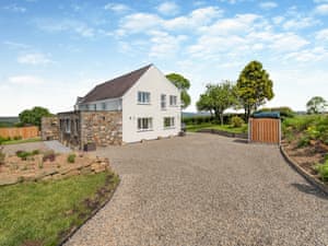 Exterior | Llwyncelyn Farmhouse, Clynderwen
