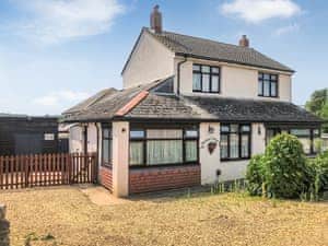 Exterior | Black Pan Holiday Cottage, Lake, near Shanklin