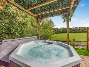 Hot tub | Hideaway - Reeves Estate, Battle