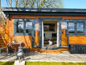 Exterior | Bumblebee Cabin - Redroofs Retreats, Forfar