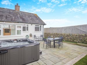 Hot tub | Swyn Y Don, Llandanwg, near Harlech