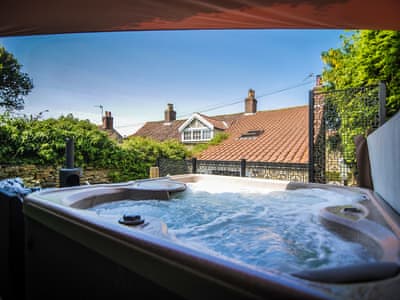 Hot tub | Snowdrop Cottage, Welburn, near York