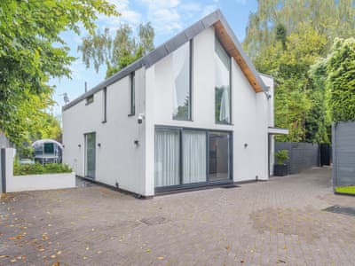 Exterior | Manchester&rsquo;s Hidden Gem, Timperley, Greater Manchester