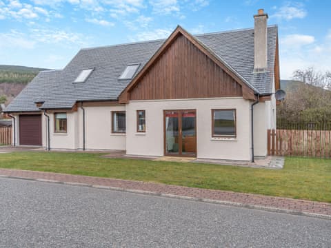 Delightful detached holiday home in the Cairngorms National Park | Croftside House - Allt Mor Cottages, Aviemore