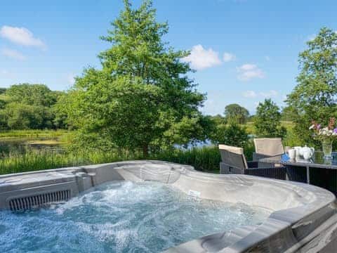 Hot tub | Kite Cottage - Maesydderwen Holiday Cottages, Llandeilo