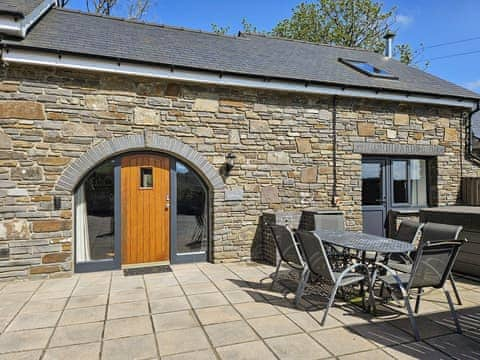 Sitting-out-area | Bwlch Y Person Barns -Cartws - Bwlch Y Person Barns, Dihewyd, near Aberaeron