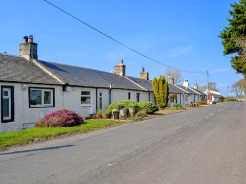 Wonderful holiday home | Honeysuckle Cottage, Dreghorn, near Irvine