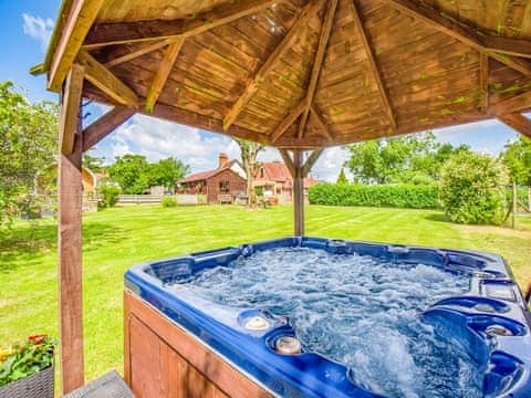 Hot tub | Egmont Farmhouse - Egmont Farm, Northiam, near Rye