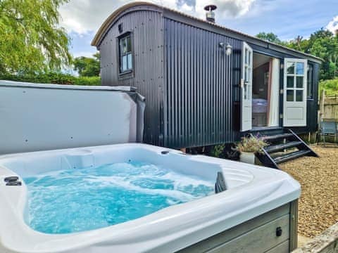 Hot tub | The Hut at Hole Farm, Alderbury