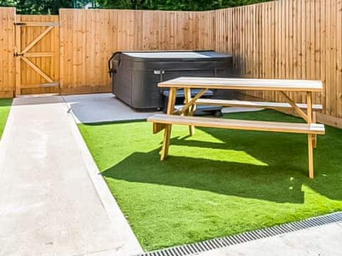 Hot tub | Bears Court- Bears Court Unit 8 - Bears Court, Little Rissington