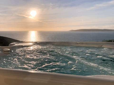 Hot tub | Crownhill Bay Garden Suite - Crownhill Bay House, Down Thomas, near Plymouth