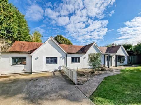 Exterior | Woodcutters House - Beechlawn Holidays, Leatherhead