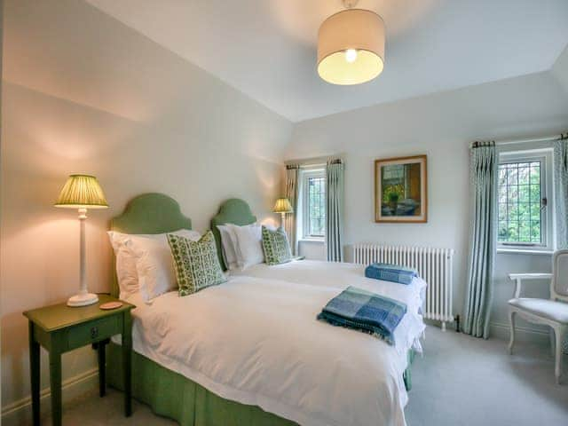 Twin bedroom | Keeds Cottage - Keeds Cottage and Keeds Barn, Pulborough