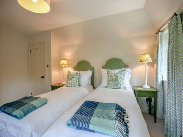 Twin bedroom | Keeds Cottage - Keeds Cottage and Keeds Barn, Pulborough