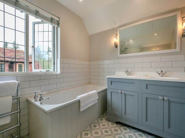 Bathroom | Keeds Cottage - Keeds Cottage and Keeds Barn, Pulborough