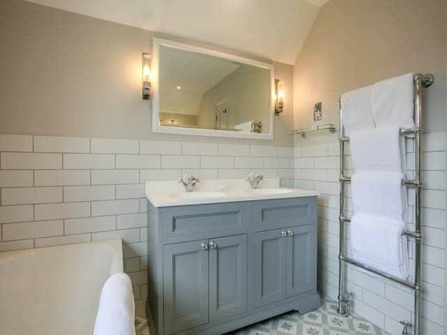 Bathroom | Keeds Cottage - Keeds Cottage and Keeds Barn, Pulborough