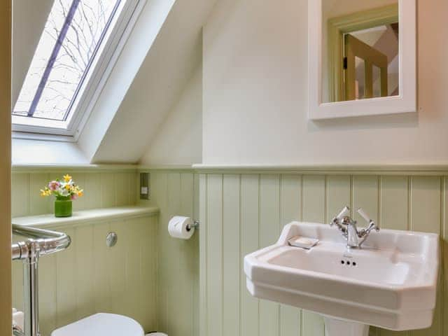 Bathroom | Keeds Barn - Keeds Cottage and Keeds Barn, Pulborough