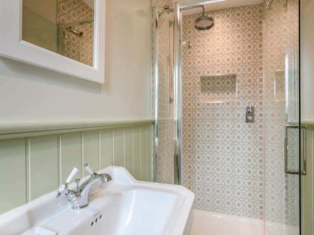 Bathroom | Keeds Barn - Keeds Cottage and Keeds Barn, Pulborough