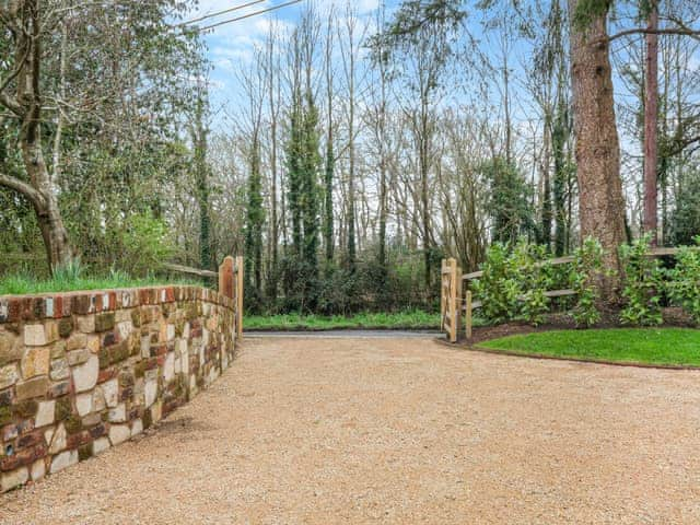 Driveway | Keeds Barn - Keeds Cottage and Keeds Barn, Pulborough