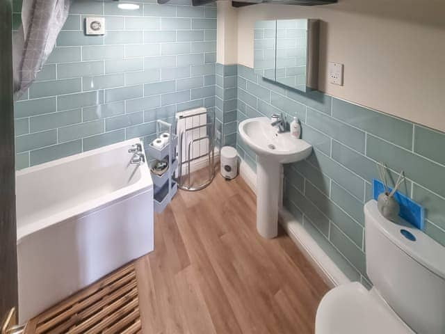 Bathroom with shower over bath | The Gallery - Wreaks End Farm, Broughton-in-Furness