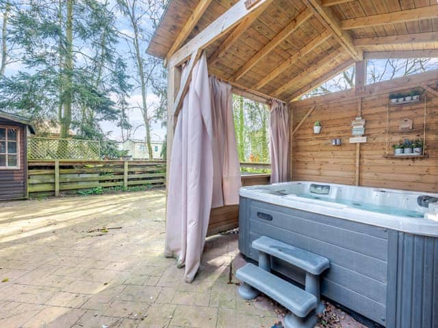 Hot tub | 5 The Glades - Tattershall Lake Lodges, Tattershall