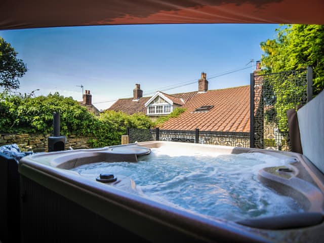 Hot tub | Snowdrop Cottage, Welburn, near York