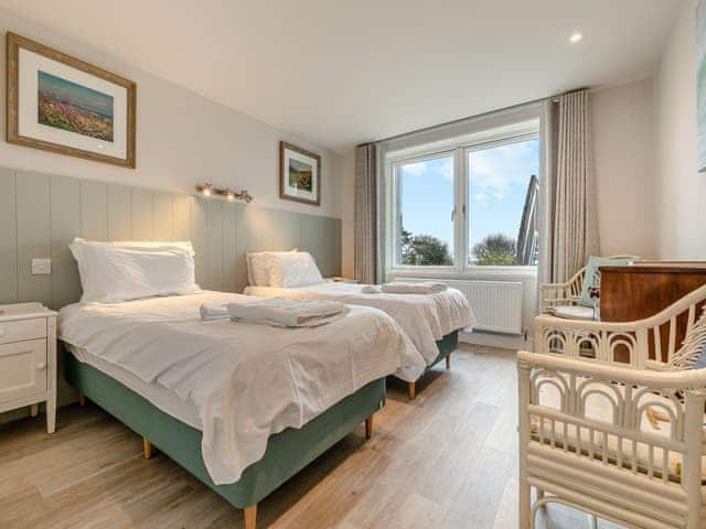 Twin bedroom | Long Commons, St Mawes, near Truro