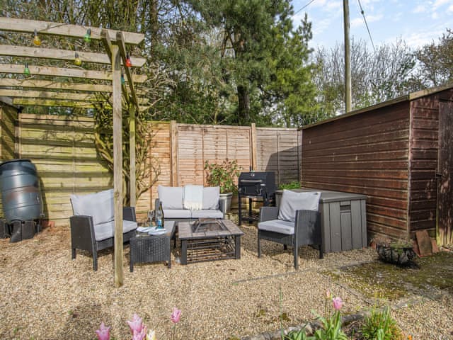 Sitting-out-area | Little Crawfish Cottage, Thursford