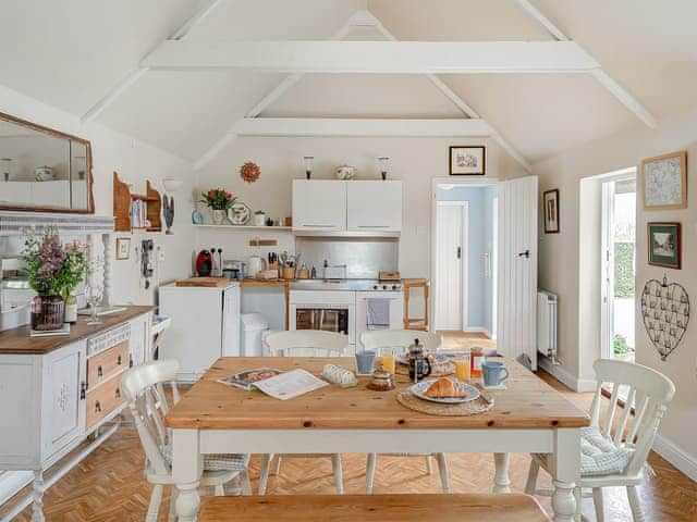 Farmhouse kitchen style dining area | Yew Tree Cottage, Cheriton, near Alresford