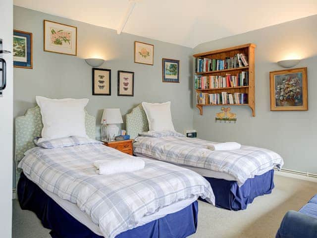 Comfy twin bedroom | Yew Tree Cottage, Cheriton, near Alresford