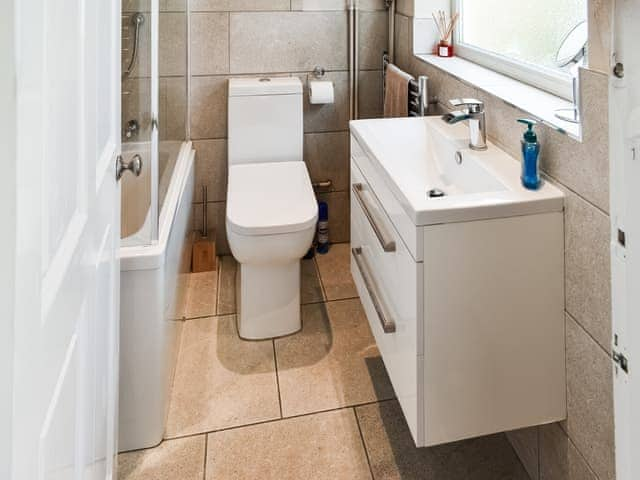 Bathroom | New Street Cottage, Lydd, Romney Marsh