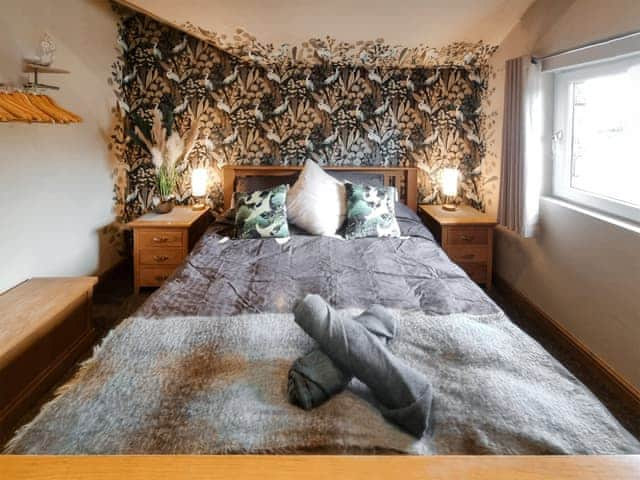 Inviting bedroom with super kingsize bed | Stonecroft Cottage - Wreaks End Farm, Broughton-in-Furness