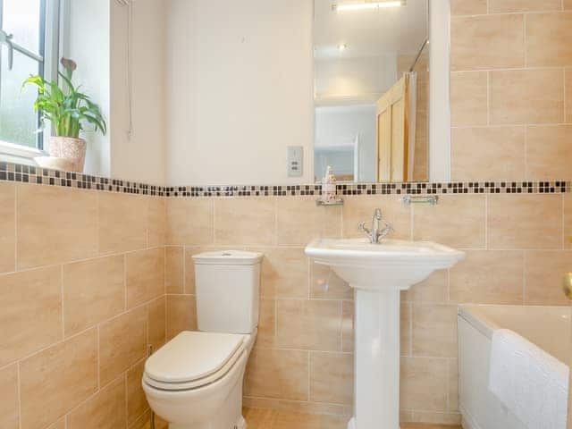 Bathroom | Forsythia House - Low Key Luxury, Overstrand, near Cromer